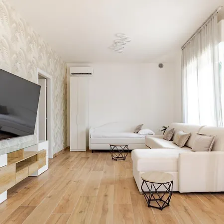 Guerrazzi - 5 Bedrooms, 5 Bathrooms, Private Parking - P R A T U R E C C I Group *