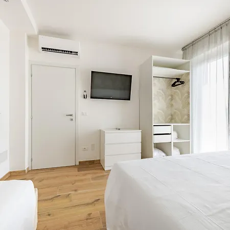 Guerrazzi - 5 Bedrooms, 5 Bathrooms, Private Parking - P R A T U R E C C I Group Villa Riccione