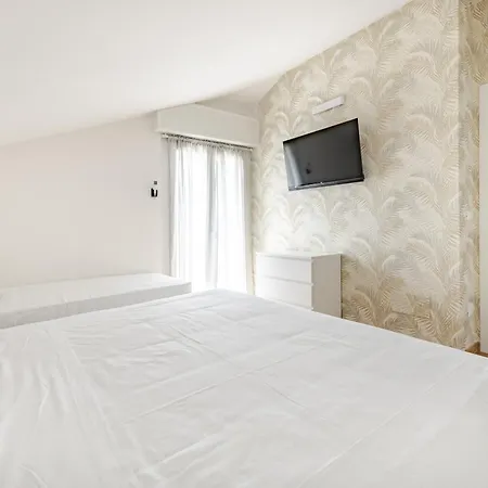 Guerrazzi - 5 Bedrooms, 5 Bathrooms, Private Parking - P R A T U R E C C I Group Villa