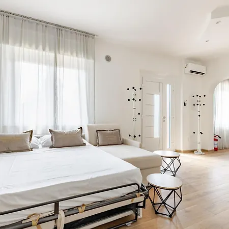 Guerrazzi - 5 Bedrooms, 5 Bathrooms, Private Parking - P R A T U R E C C I Group Villa Riccione