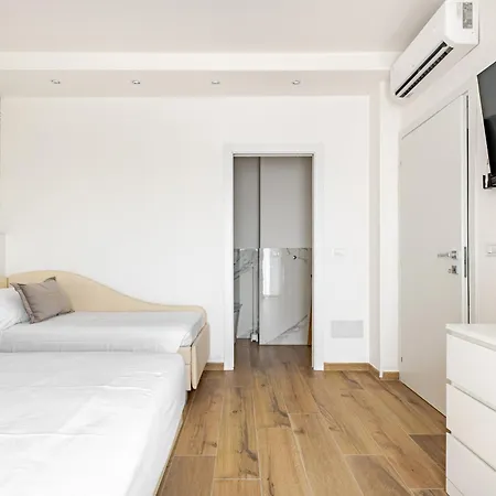 Guerrazzi - 5 Bedrooms, 5 Bathrooms, Private Parking - P R A T U R E C C I Group Villa *