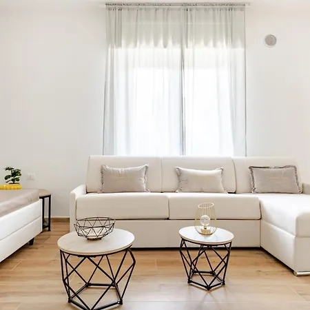 Guerrazzi - 5 Bedrooms, 5 Bathrooms, Private Parking - P R A T U R E C C I Group Villa