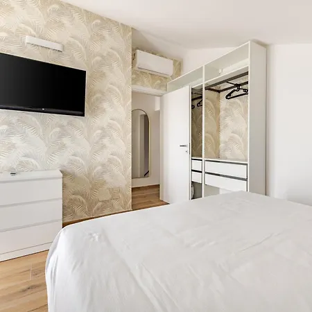 Villa Guerrazzi - 5 Bedrooms, 5 Bathrooms, Private Parking - P R A T U R E C C I Group *