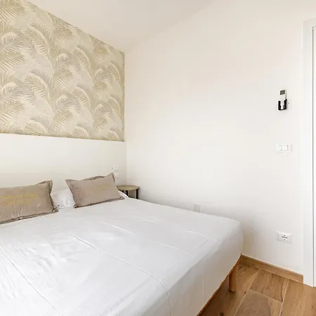 Guerrazzi - 5 Bedrooms, 5 Bathrooms, Private Parking - P R A T U R E C C I Group Villa *