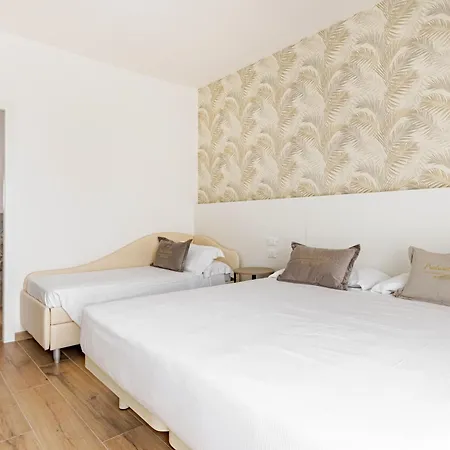 Guerrazzi - 5 Bedrooms, 5 Bathrooms, Private Parking - P R A T U R E C C I Group Вилла