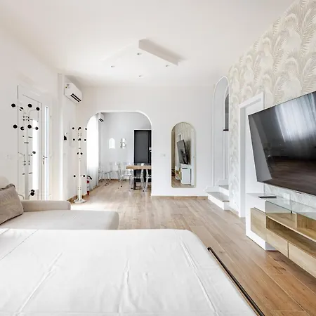 Villa Guerrazzi - 5 Bedrooms, 5 Bathrooms, Private Parking - P R A T U R E C C I Group Riccione