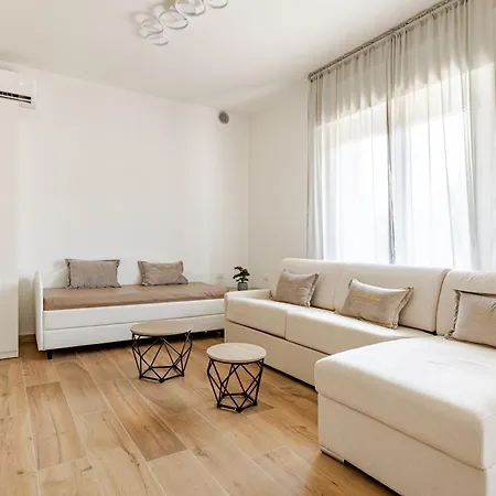 Guerrazzi - 5 Bedrooms, 5 Bathrooms, Private Parking - P R A T U R E C C I Group *