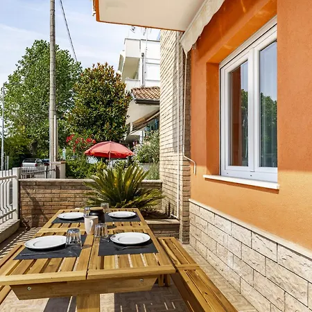 Guerrazzi - 5 Bedrooms, 5 Bathrooms, Private Parking - P R A T U R E C C I Group Villa