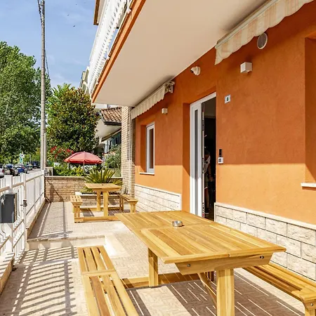 Guerrazzi - 5 Bedrooms, 5 Bathrooms, Private Parking - P R A T U R E C C I Group Villa Riccione