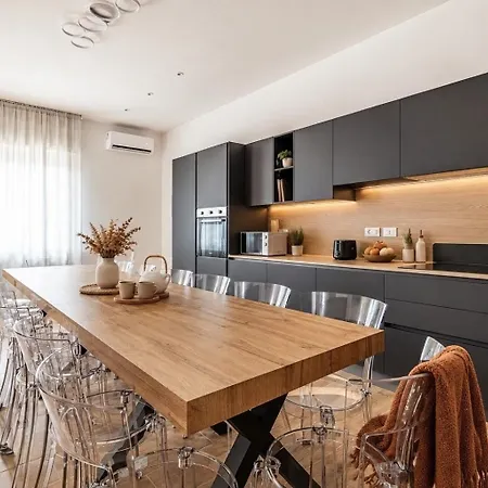 Guerrazzi - 5 Bedrooms, 5 Bathrooms, Private Parking - P R A T U R E C C I Group Villa Riccione