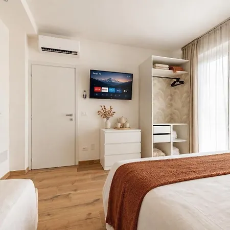 Villa Guerrazzi - 5 Bedrooms, 5 Bathrooms, Private Parking - P R A T U R E C C I Group *