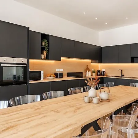 Guerrazzi - 5 Bedrooms, 5 Bathrooms, Private Parking - P R A T U R E C C I Group Villa Riccione