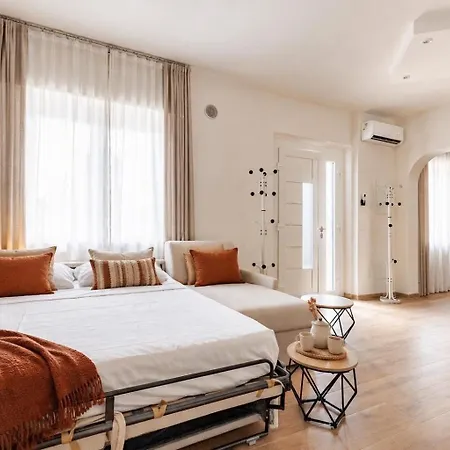 Villa Guerrazzi - 5 Bedrooms, 5 Bathrooms, Private Parking - P R A T U R E C C I Group