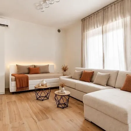 Guerrazzi - 5 Bedrooms, 5 Bathrooms, Private Parking - P R A T U R E C C I Group Villa